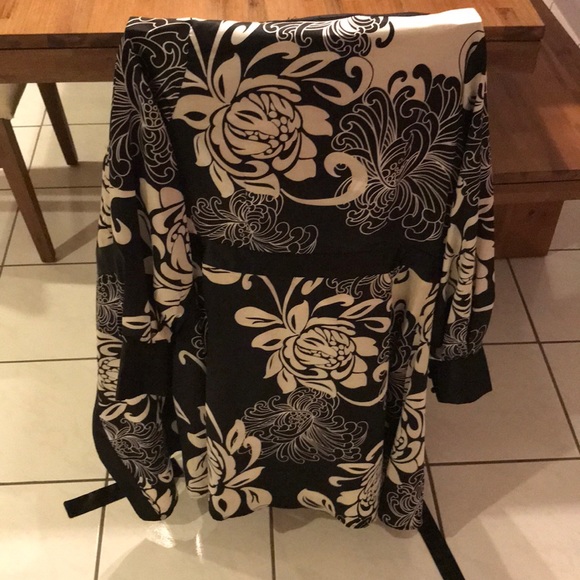 BCBGMaxAzria Other - BCBGMAXAZRIA black & white robe